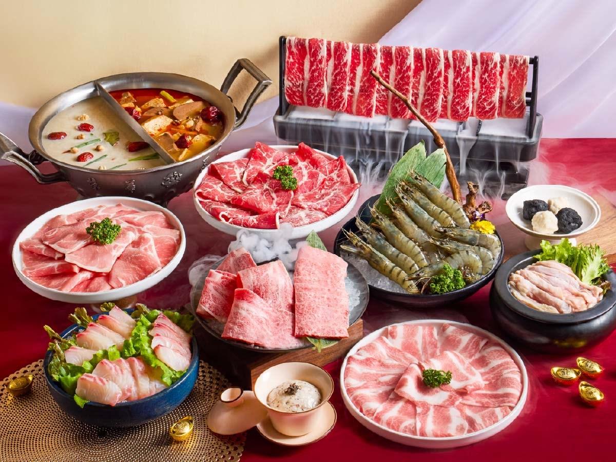 這一鍋餐飲集團今年推出的「馬馳萬象圍爐年菜」,提供3款招牌湯底讓大家挑選。(圖/這一鍋提供)