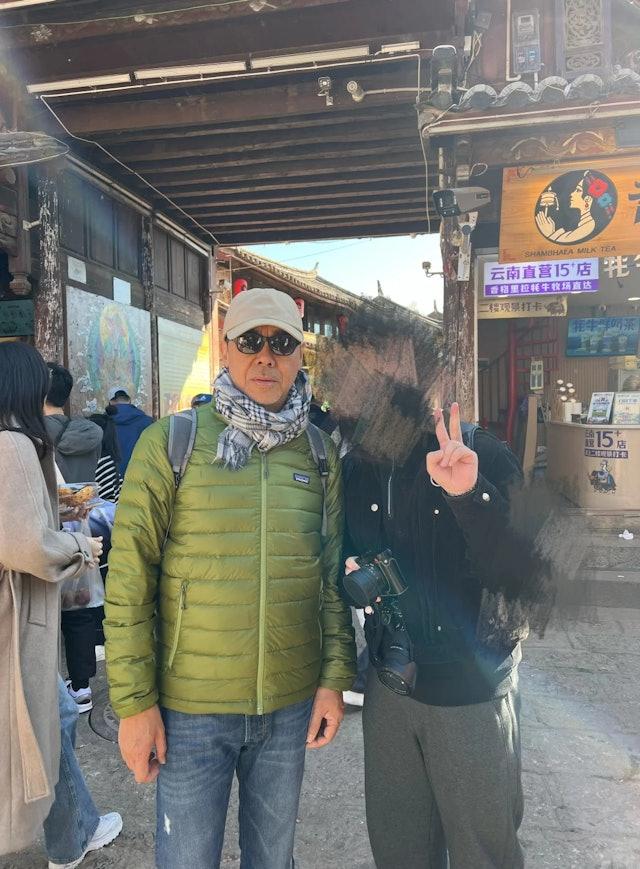  劉青雲頭戴低調的棒球帽，身穿綠色羽絨外套配搭牛仔褲，雖然衣著簡約，未有名牌加身，但依然精神奕奕，狀態極佳。（圖／翻攝自小紅書）