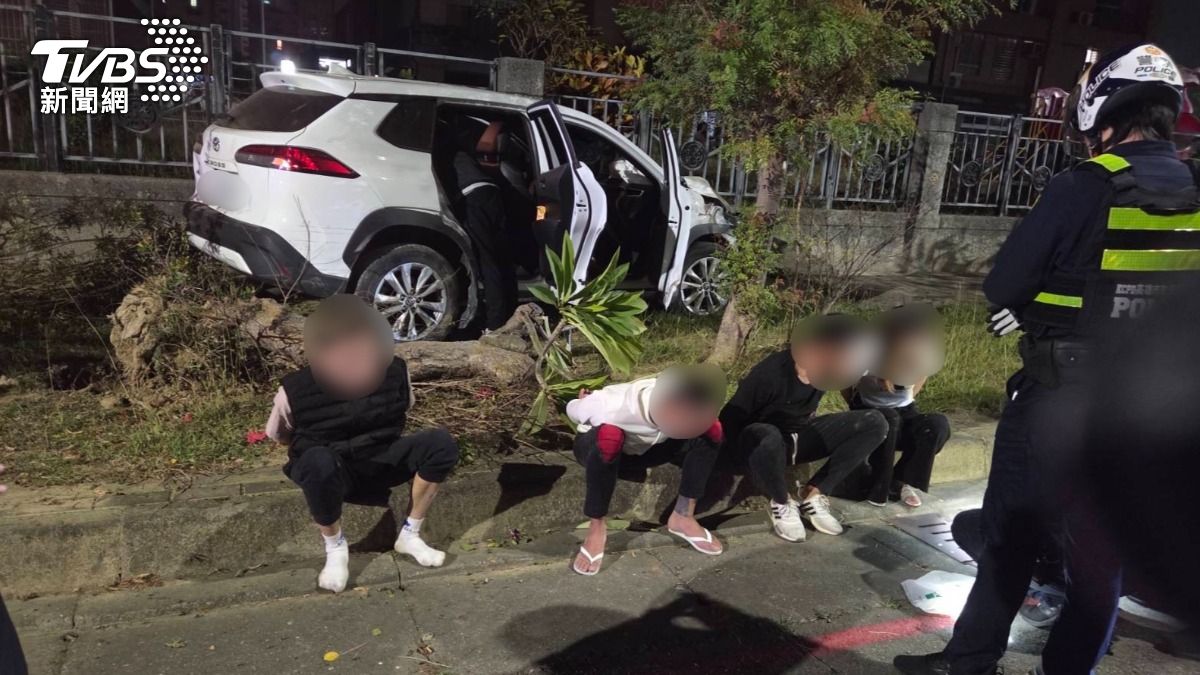 車上五名男女全都被逮捕後,警方在他車內找到開山刀、瓦斯槍之外,還有毒品K他命,全數被帶回警局偵辦(圖/TVBS)