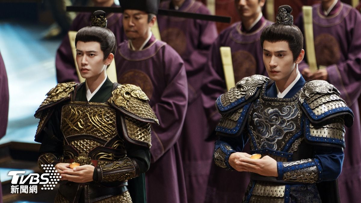 徐正溪（右）飾演深情且腹黑的裴琰，鋒頭不輸男主角。（圖／TVBS）