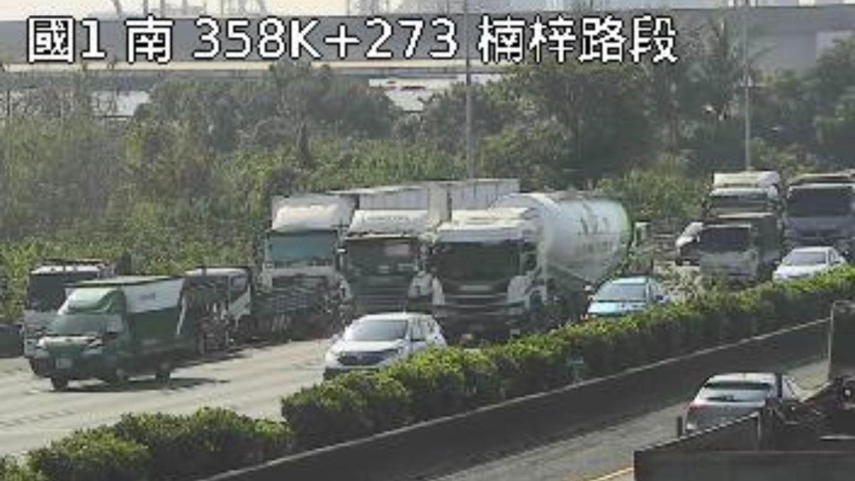 總共3台大車+2台小轎車追撞。（圖／翻攝高公局）