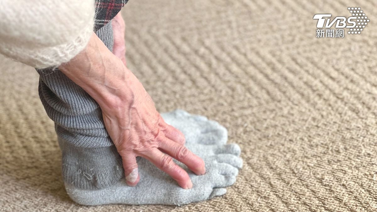 長輩冬天腳麻變遲鈍?醫曝「神經缺氧」危機:簡單4招救神經