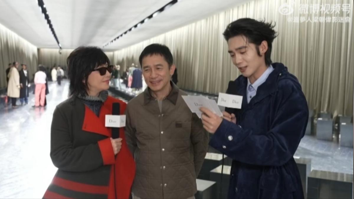 （左至右）劉嘉玲、梁朝偉、于適現身巴黎DIOR男裝秀。（圖／翻攝自​​​​追夢人梁朝偉影迷會）