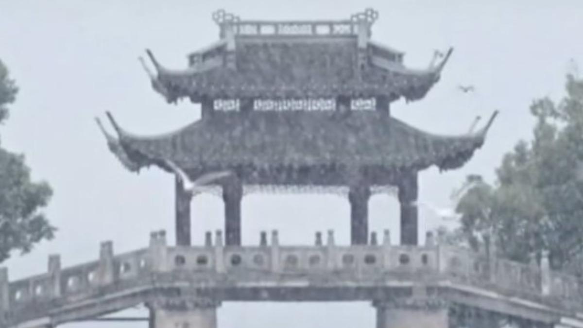 杭州西湖也飄起白雪,吸引不少民眾打卡。(圖/上海東方衛視)