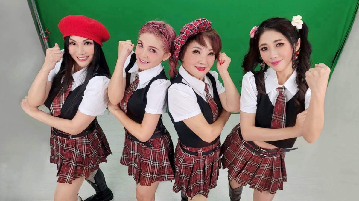 張淳淳(左起)號召DJ圓圓、楊燕、珞棋誓言成為「熟女BLACKPINK」。(圖/張淳淳青春學院提供)