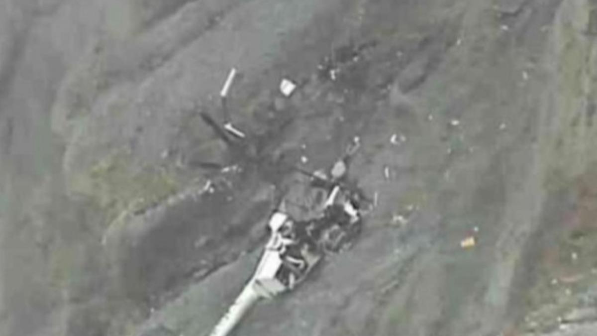 直升機殘骸在日本阿蘇山火山口斜坡上被發現，因為火山氣體濃度高太，搜救失聯2臺人更加困難。（圖／翻攝自熊本縣警）