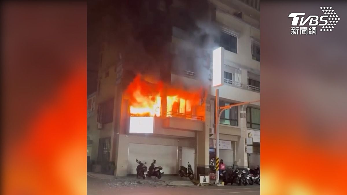 台南東區自由路一段的出租式透天，二樓竄出猛烈火舌，不斷有爆炸聲響（圖／翻攝Threads_tainan_style）