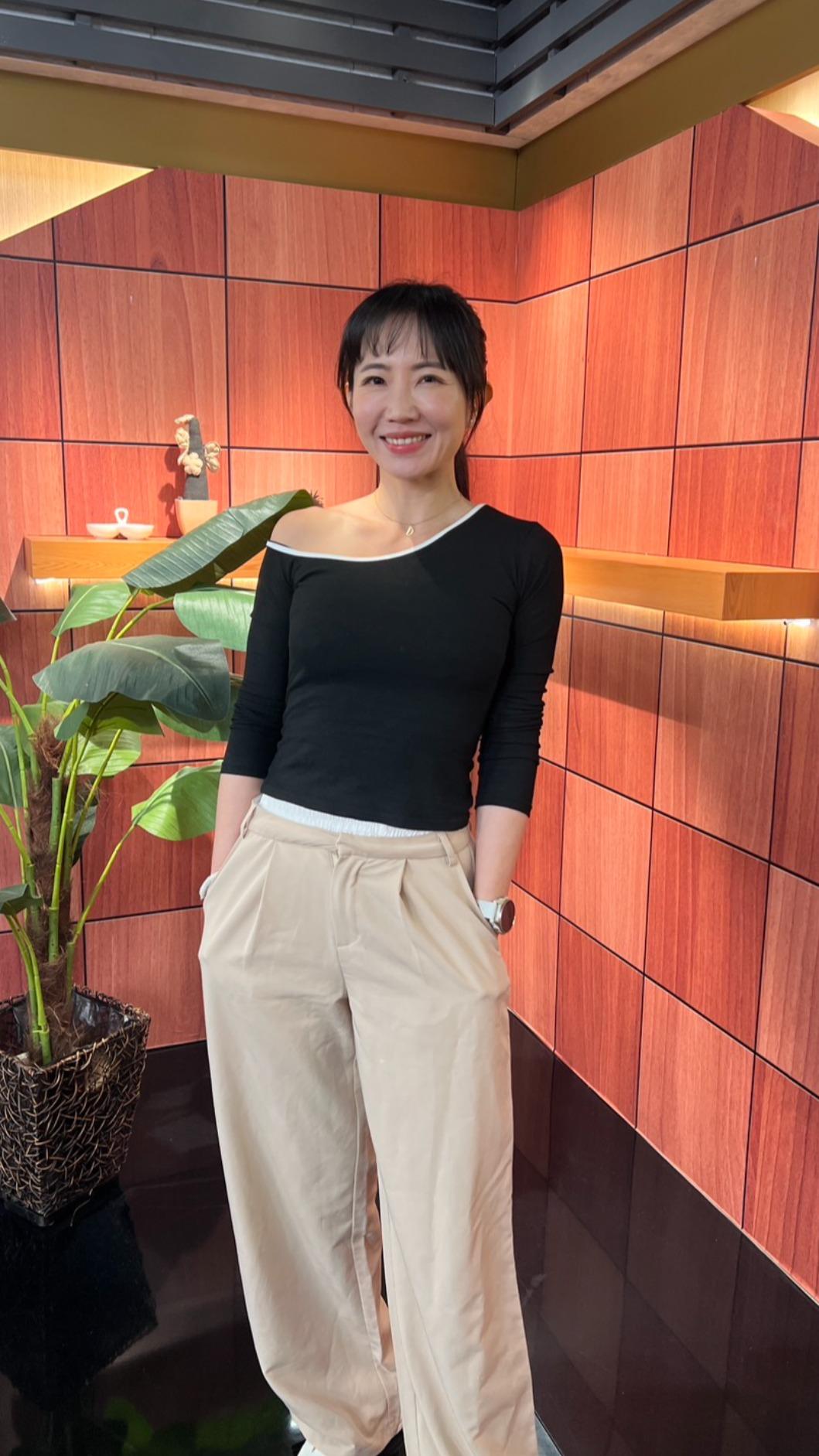 謝忻前往秘魯體驗當地特色「青蛙汁」。(圖/年代提供)