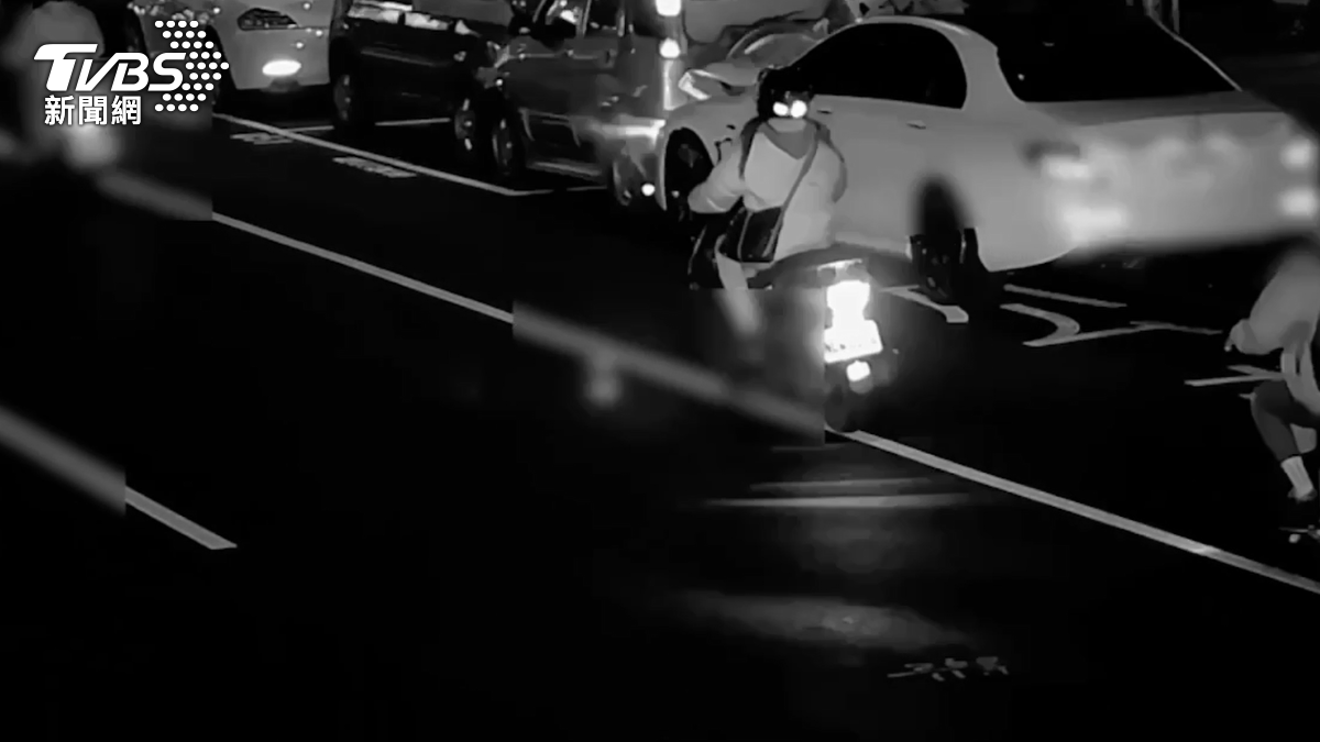 賓士車推撞5車。(圖/TVBS)