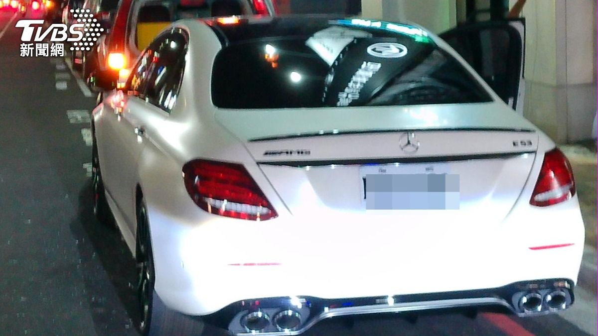 低頭3秒代價大!台中男分心用導航 撞5車慘變「碰碰車」
