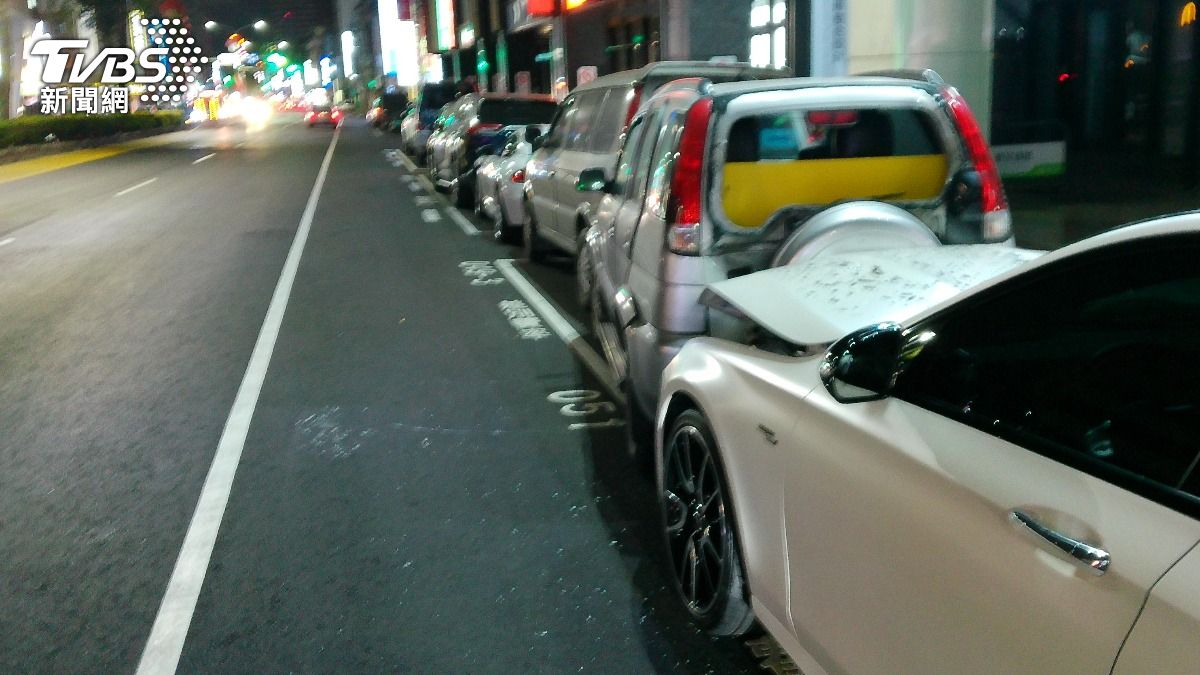 現場釀6車連環撞。(圖/TVBS)