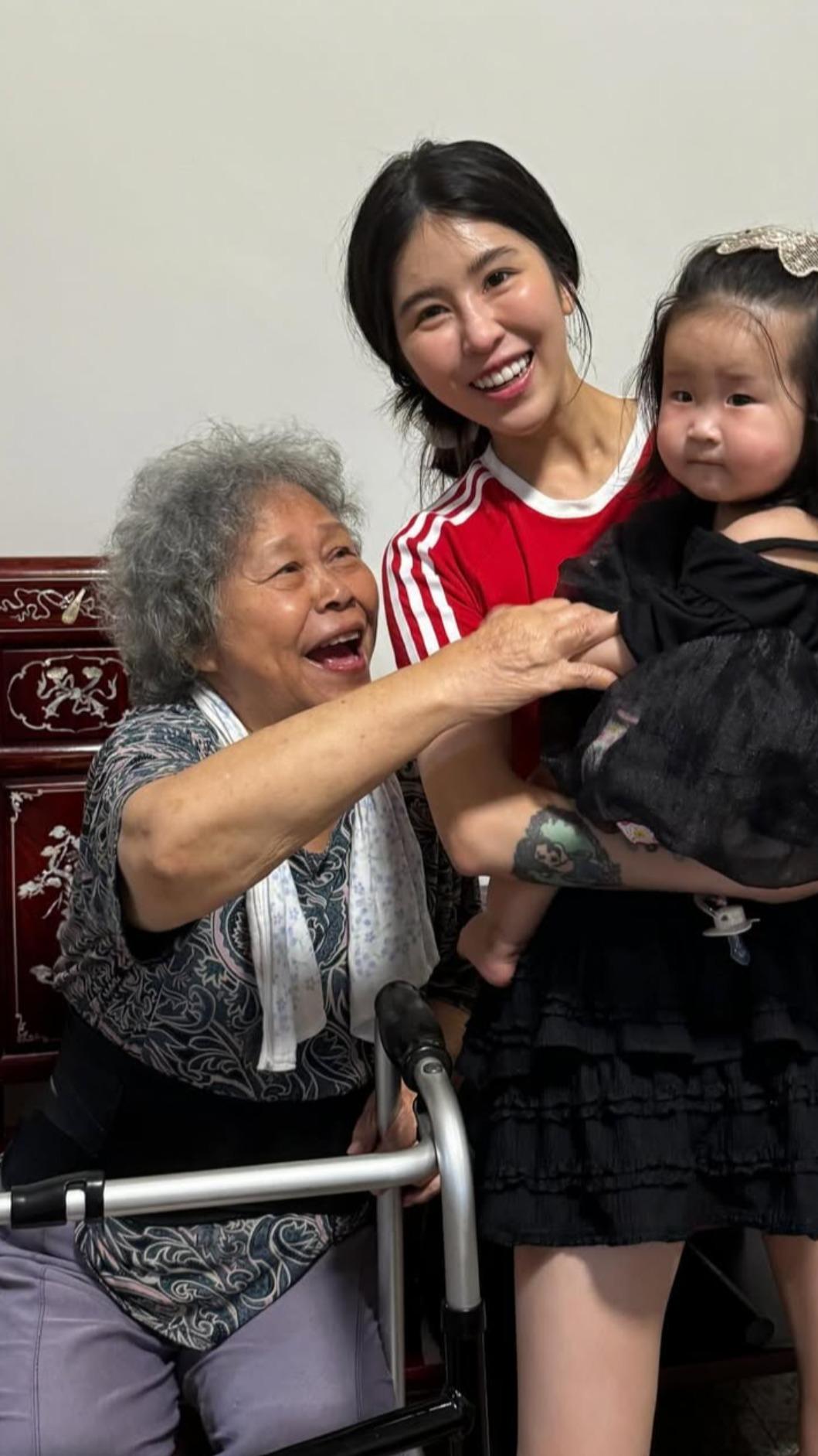 阿嬤眼中充滿了對曾孫女的愛。(圖/翻攝自IG)