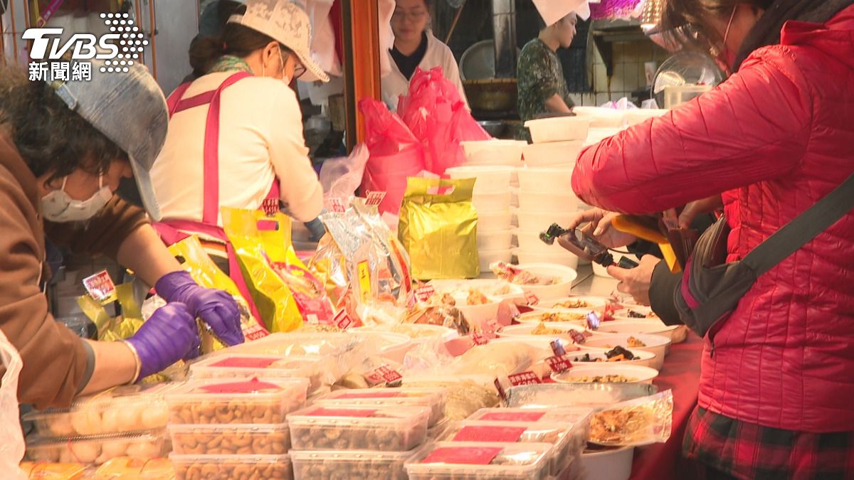 台中第五市場年菜開賣！「這10道」只要1450元　3個月前就被問爆。(圖／TVBS)