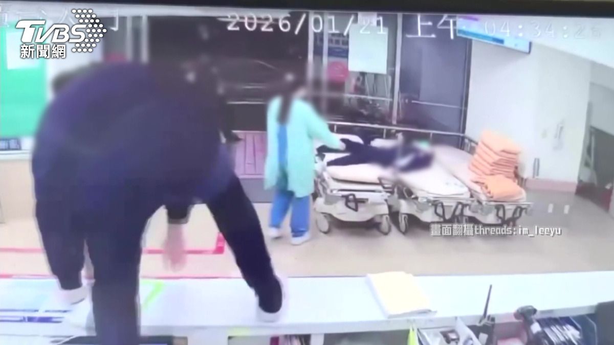 同事見狀立即翻出櫃台，上前制止並查看男護理師傷勢。(圖／畫面翻攝 threads:im_leeyu)