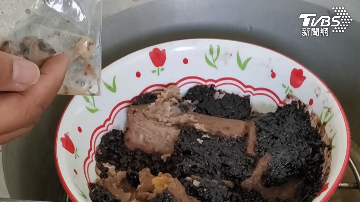 高雄一名消費者，日前網路團購苗栗知名店家的紫米芋頭糕，但吃到一半突然咬到異物，吐出後發現竟然是一顆假牙，並且裝進夾鏈袋內，保存證據（圖／TVBS）