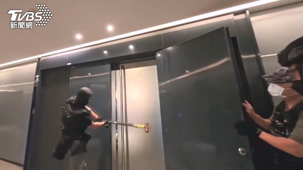 破門直擊!七期落地窗豪景詐騙機房曝光 「多層轉接」騙倒9人。(圖/警方提供)