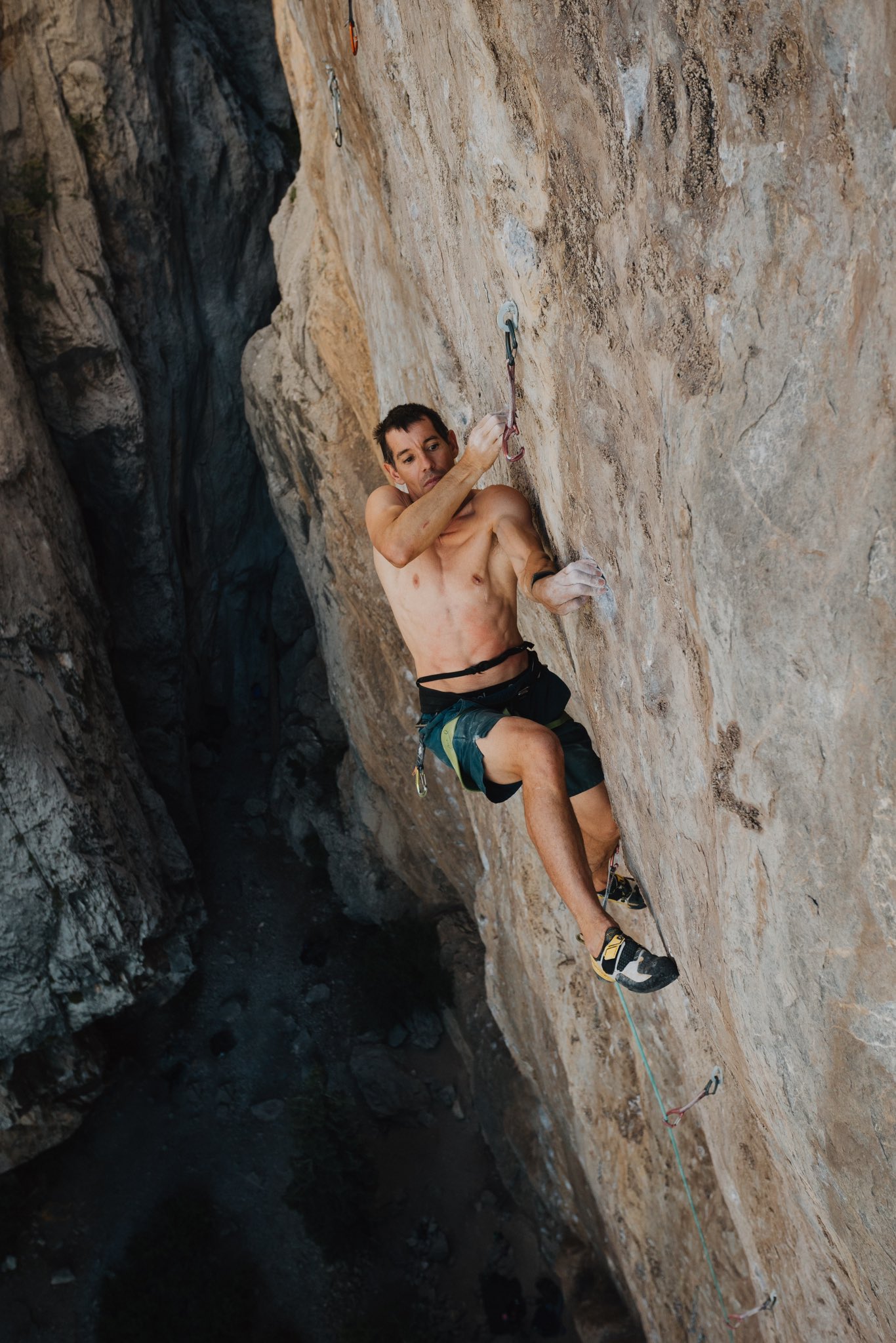 台北101徒手攀登難度-Alex Honnold-台北101竹節結構-徒手攀登Free Solo-酋長岩-城市攀登風險-高空強風摩擦係數-法國蜘蛛人-Alain Robert-台北101攀爬歷史-徒手