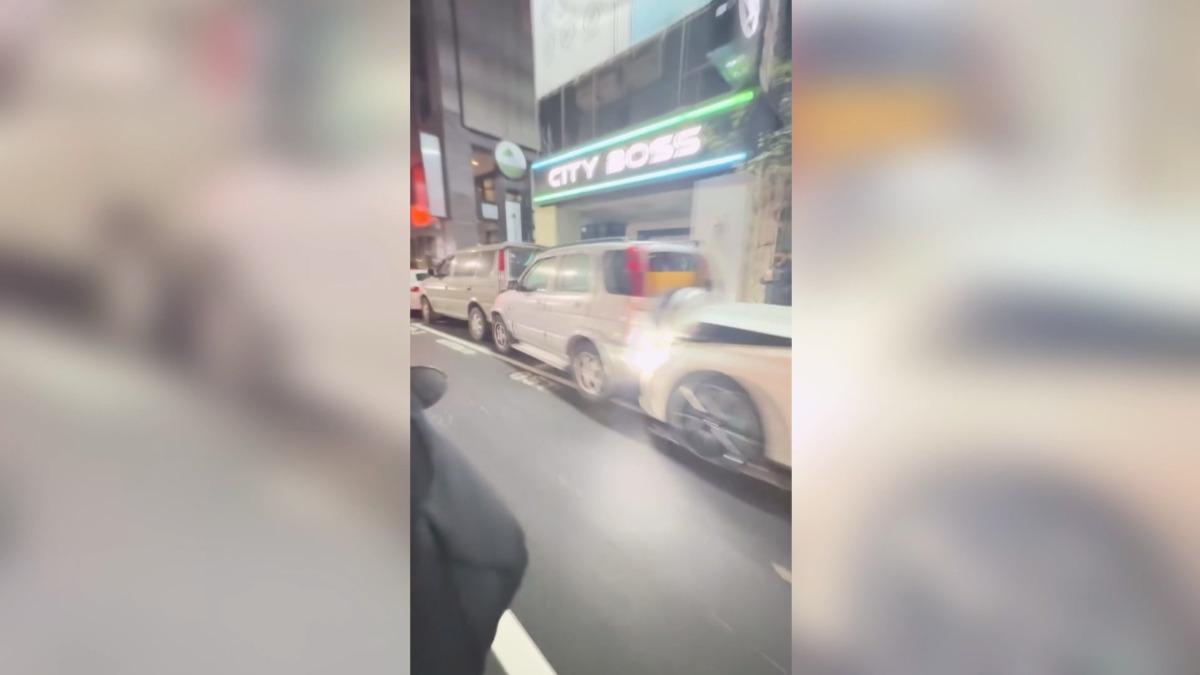 白賓士撞臨停車「連環推撞6車」,駕駛恐賠天價維修費。(圖/警方提供)