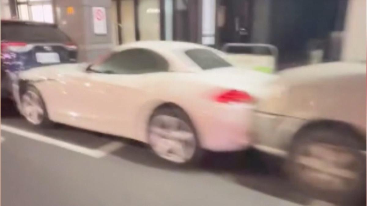 操作導航惹禍!賓士衝撞路邊車,BMW跑車慘遭波及凹陷。(圖/警方提供)