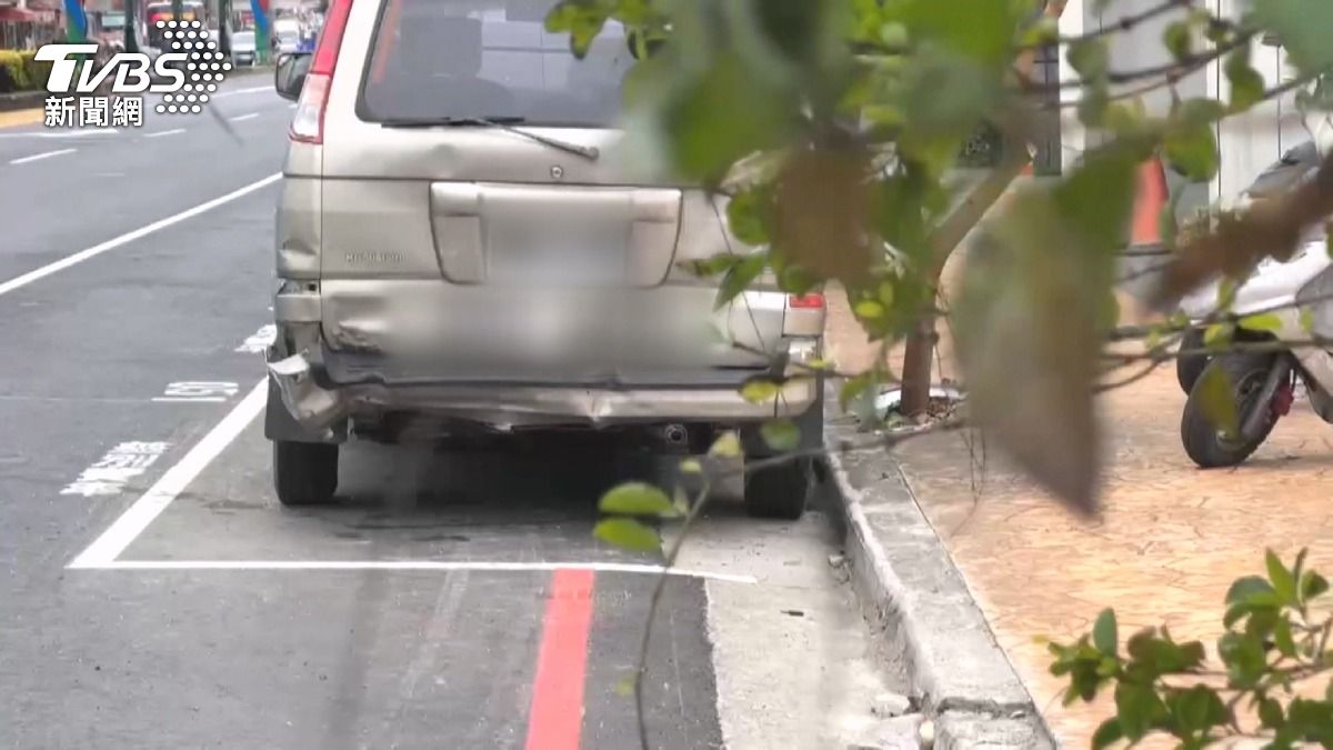6車連環追撞,其餘4部車輛均為停車狀態,車內並無駕駛。(圖/TVBS)