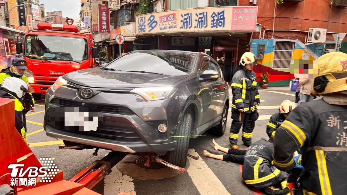 有片/蘆洲休旅車搶快轉彎輾行人!6旬婦重傷內出血 駕駛怪A柱