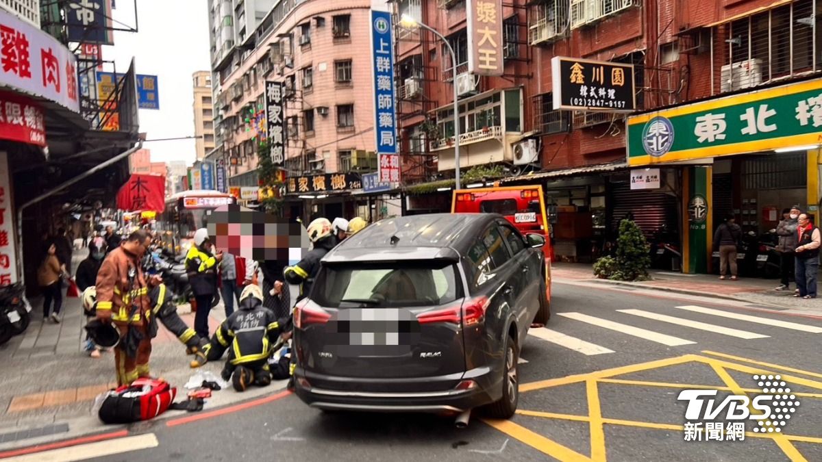 李女一度受困在車底。(圖/TVBS)