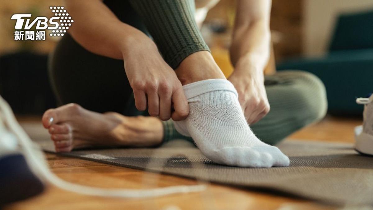 襪子可以連續穿嗎?小心細菌、腳臭找上門 專家揭「正確洗法」