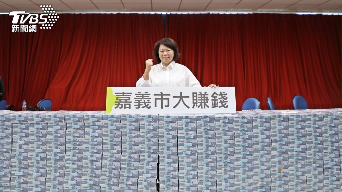 市長黃敏惠前往臺灣銀行嘉義分行點交現鈔。（圖／TVBS）