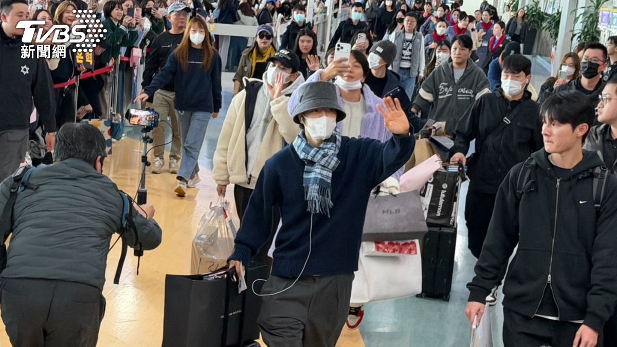 直擊/SJ來了!利特「紫色大衣」超顯眼 始源越過人群跟粉絲碰拳