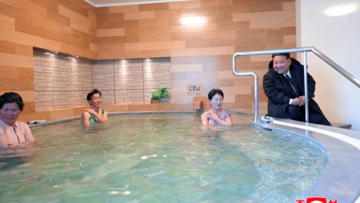 金正恩視察溫泉進女湯!池邊與婦女「聊天燦笑」網批:太猥褻