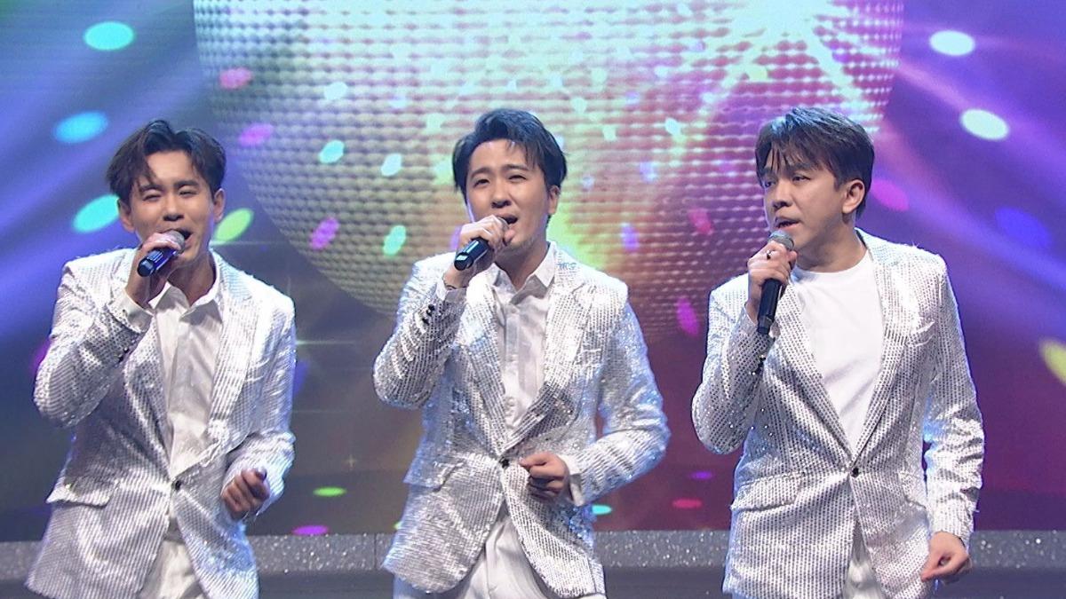 吳俊宏(左起)、沈建豪、許志豪合唱〈傷心舞台〉。(圖/中視提供)