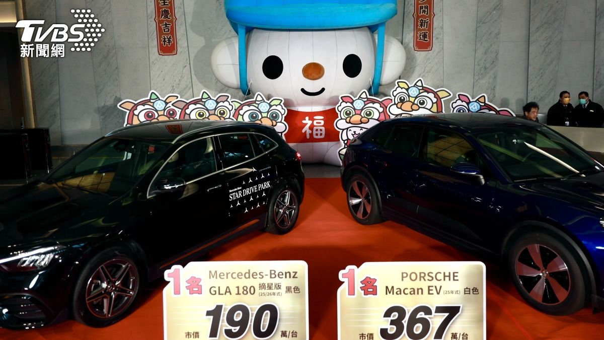 全聯福袋祭兩台車。(圖/華子琛攝)
