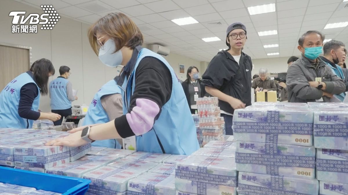 嘉義普發現金共設置136個發放處所,市民可於1月24日、25日攜帶通知單,身分證及印章至指定地點領取。(圖/TVBS)
