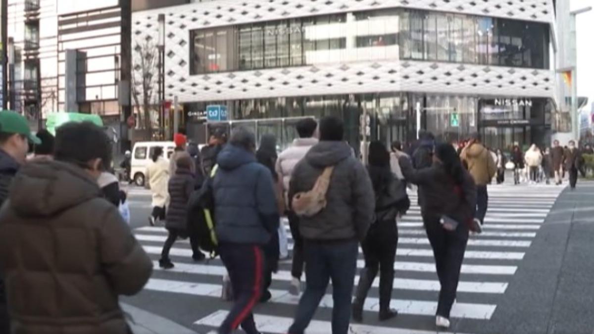 大陸央視直擊東京銀座街頭,發現陸客明顯減少。(圖/央視)