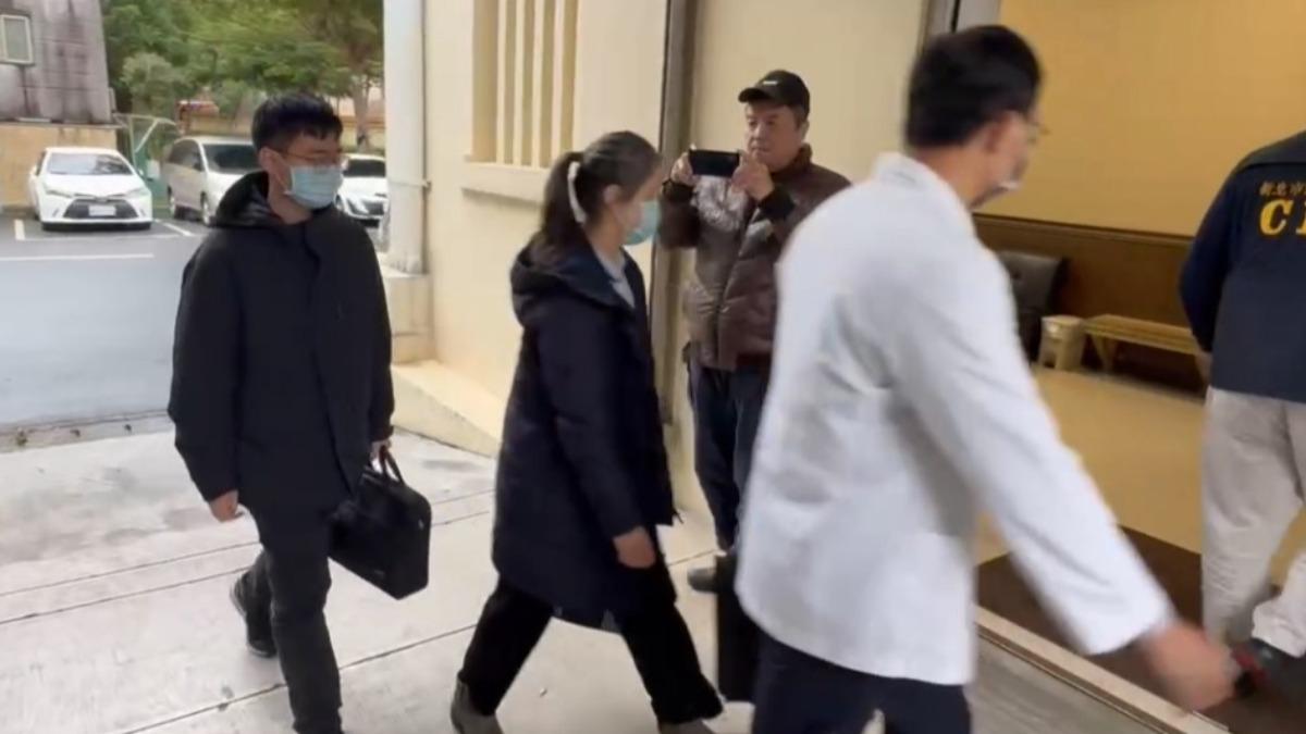檢察官會同法醫抵板殯進行遺體解剖。(圖/翻攝畫面)