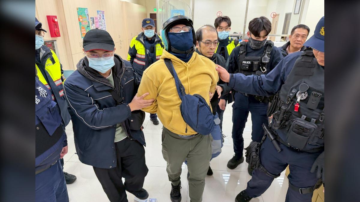 中壢警方舉辦銀行防搶演練。(圖/TVBS)