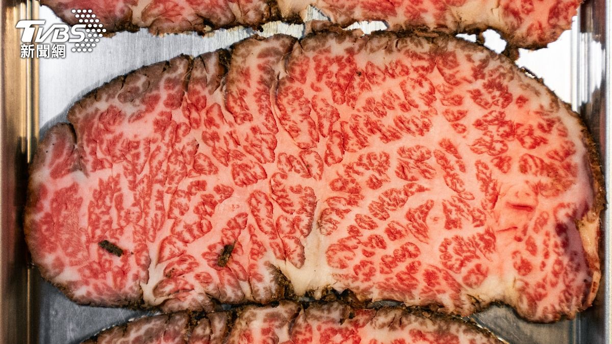 南韓農村振興廳用紅外線牛肉熟成裝置,在更短的時間內提升牛肉嫩度。(示意圖片/Shutterstock達志影像)