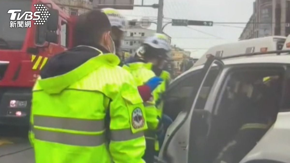 67歲林姓駕駛疑似因低血糖導致昏迷,車輛在路中滑行後撞上中央分隔島。(圖/TVBS)