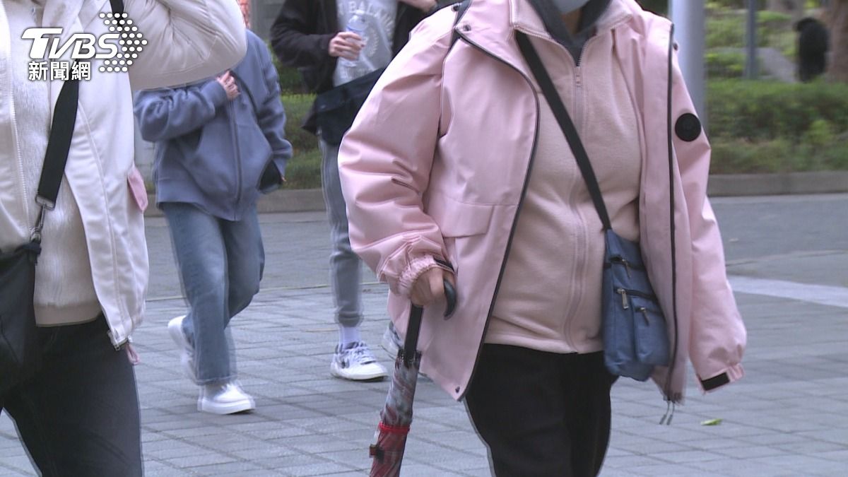 氣溫降低時人體交感神經會使血管收縮,若原本血管狹窄收縮,腦血管中風的機會就會增加。(圖/TVBS)