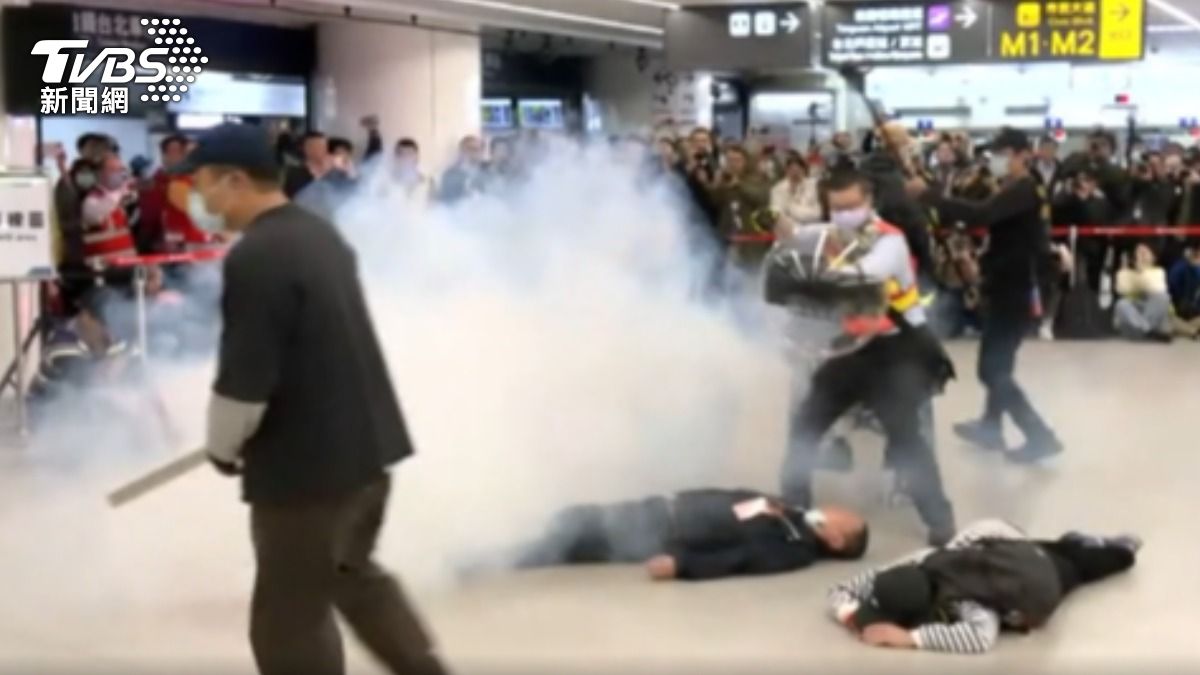 模擬歹徒丟煙霧彈揮刀！ 北車演習擴大至地下街　蔣萬安督導喊不鬆懈 。（圖／TVBS）