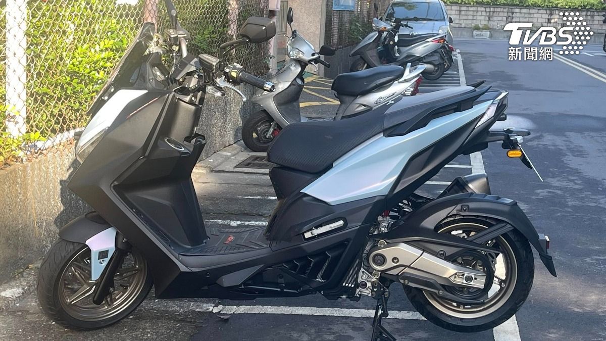 車主指控花12萬買新車,但車行交車前將輪胎、煞車皮、離合器等零件都換成中古貨。 (圖/TVBS)