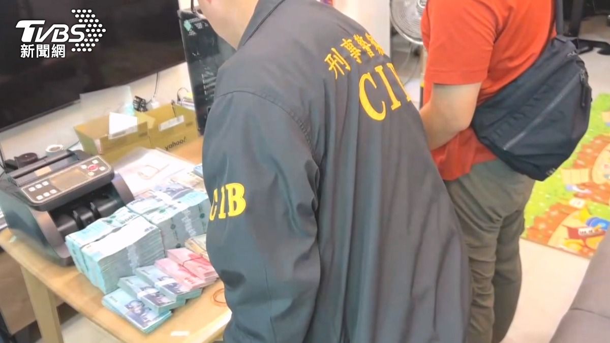 該集團推出假投資軟體實施詐騙,以投資軟體顯示不實數字,藉此營造賺錢的假象。(圖/TVBS)