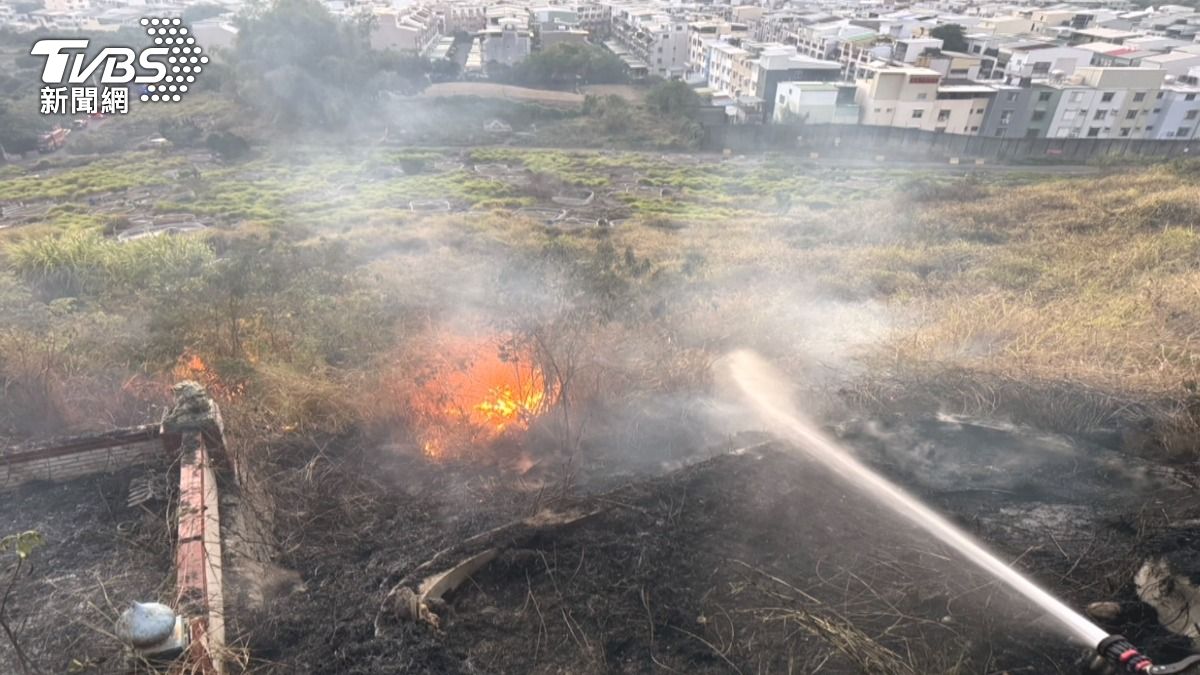 老翁疑似點火燒除墓園周圍雜草後,發現鐮刀遺忘在墓上,便走回去拿取。(圖/TVBS)