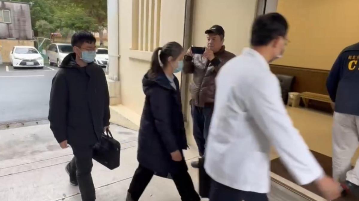檢察官會同法醫進行遺體解剖以釐清死因。(圖/翻攝畫面)