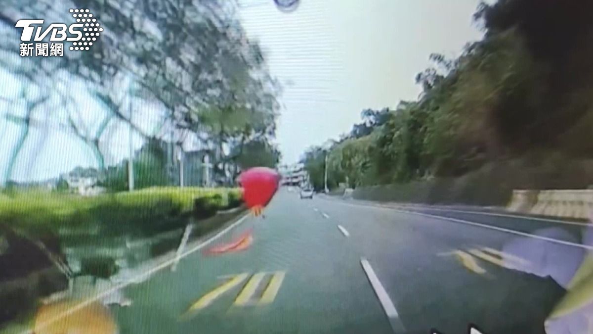 謝姓駕駛行經彰化芬園鄉彰南路四段彎道處時,前方突然出現一個鮮紅色漂浮物體。(圖/民眾提供)