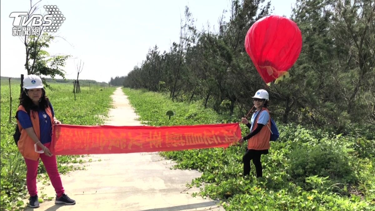 警方派出鑑識小組前往搜查,軍方也派出憲兵隊到場。(圖/民眾提供)