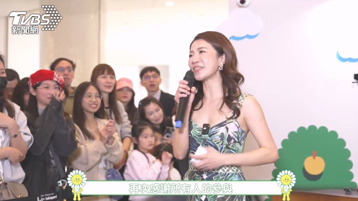 網紅江老師為推廣音樂,將自己價值300萬元的史坦威鋼琴搬進台中百貨商場。(圖/TVBS)