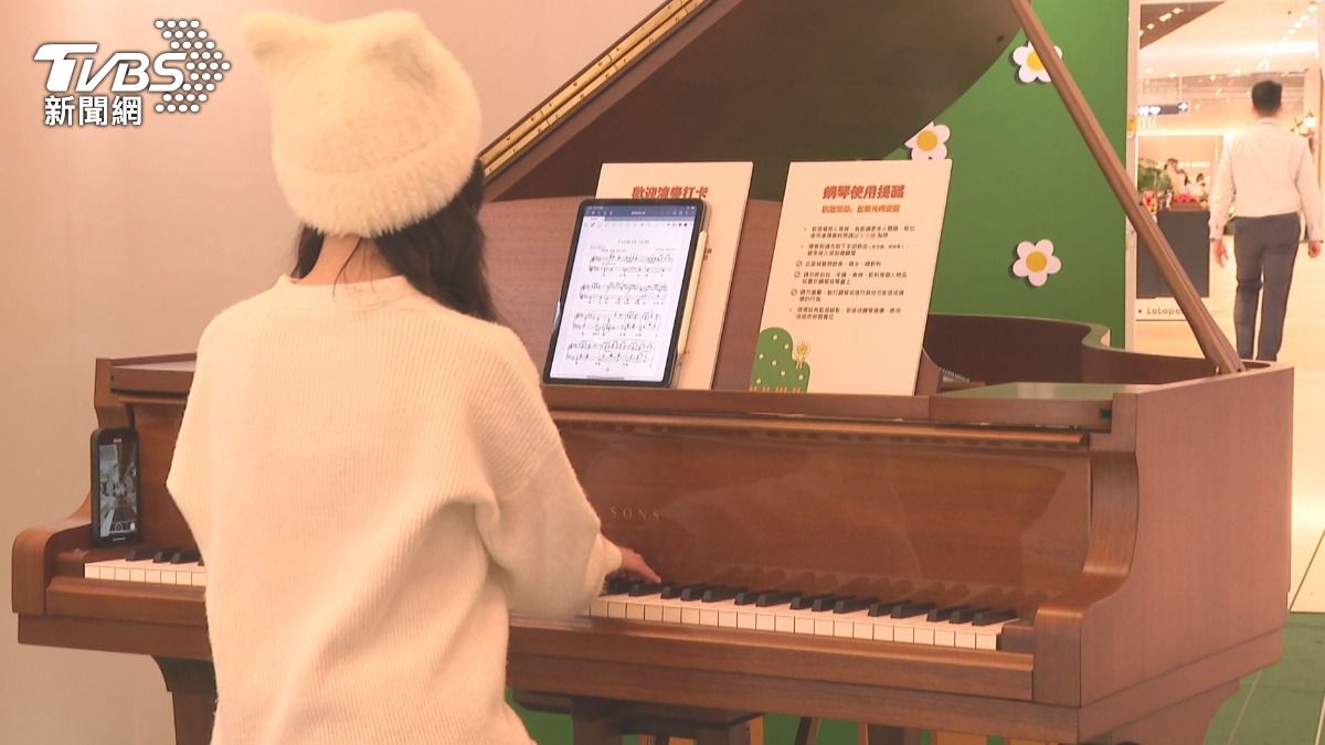 江老師的影片風格大多搞笑,但粉絲和學生們仍能從琴聲中感受到細膩的情感。(圖/TVBS)