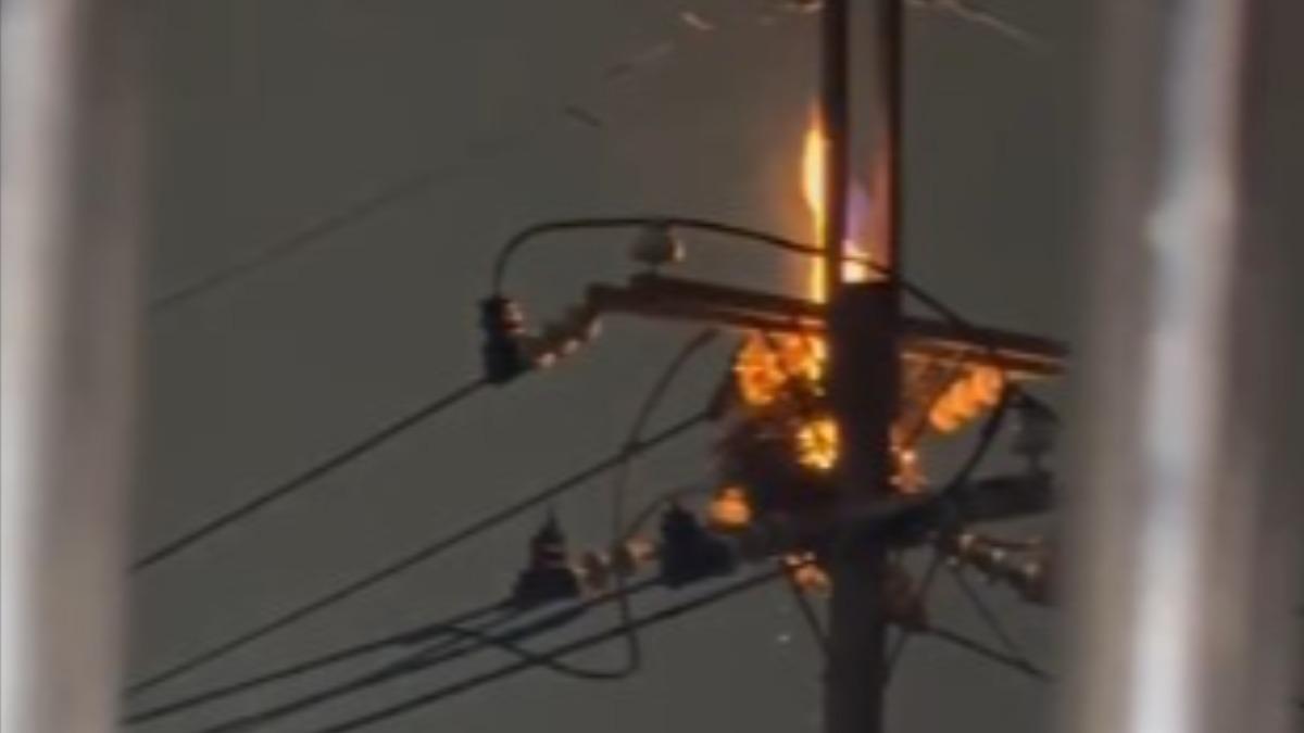 快訊/五股電線桿傳爆炸巨響!「鳥巢」起火致1179戶停電