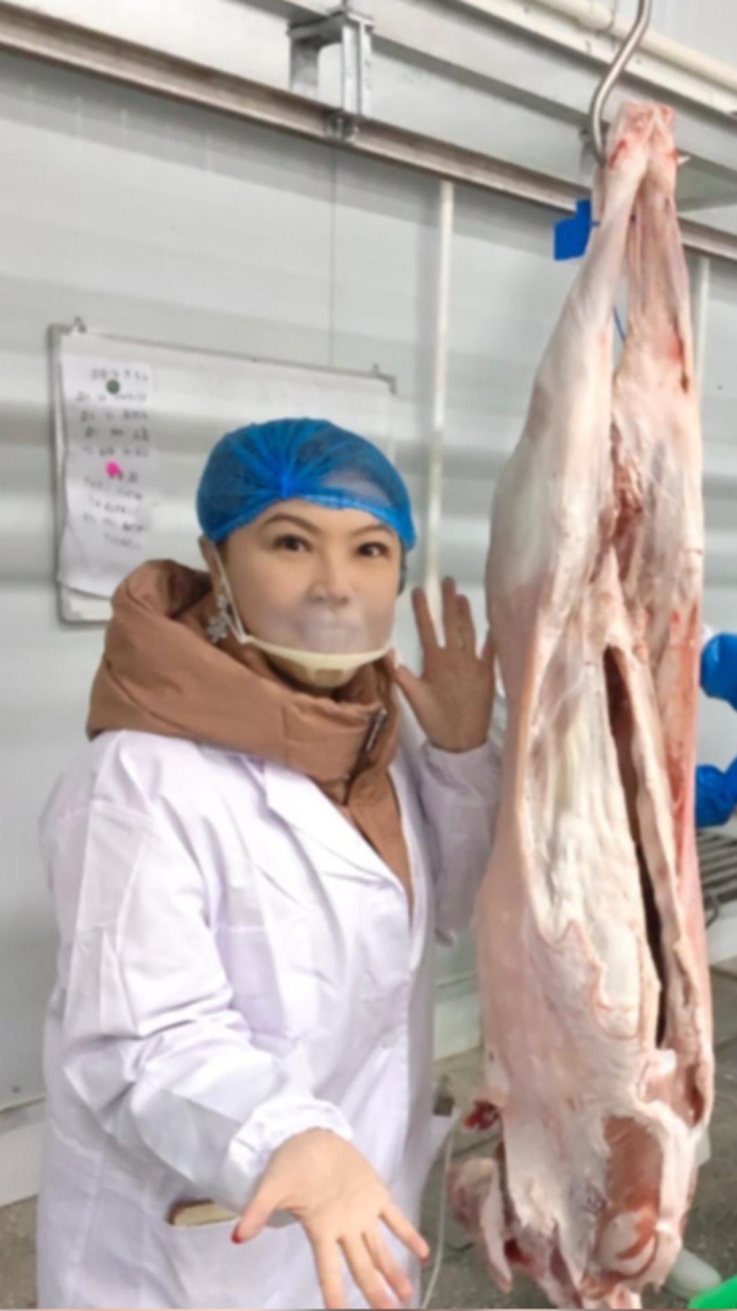 劉樂妍在羊肉處理區拍照。(圖/翻攝自微博)